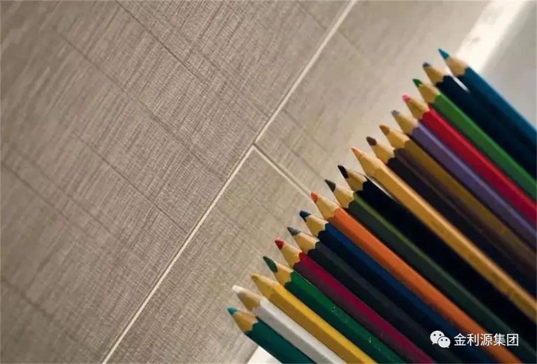 冬季是冷冽的，地板是溫暖的